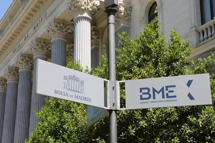 El Ibex 35 alcanza en la apertura los 15.900 puntos, máximos no vistos desde 2007, +0,4%