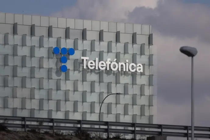 Telefónica prioriza su estrategia a medio y largo plazo tras caer un 13% en Bolsa por su nuevo plan