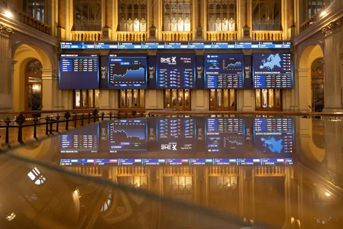 El Ibex 35 reduce su avance al 0,5% y supera los 17.500 puntos en la media sesión