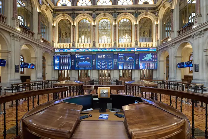 El Ibex 35 cae cerca del 1% semanal, situándose en 17.500 puntos por tensiones geopolíticas