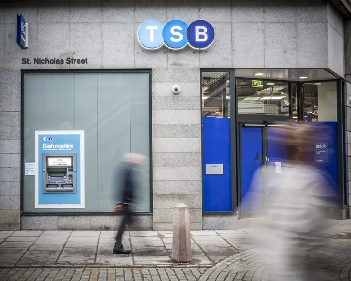Sabadell vende TSB a Santander por 3.300 millones y pagará un ‘macrodividendo’ el 29 de mayo
